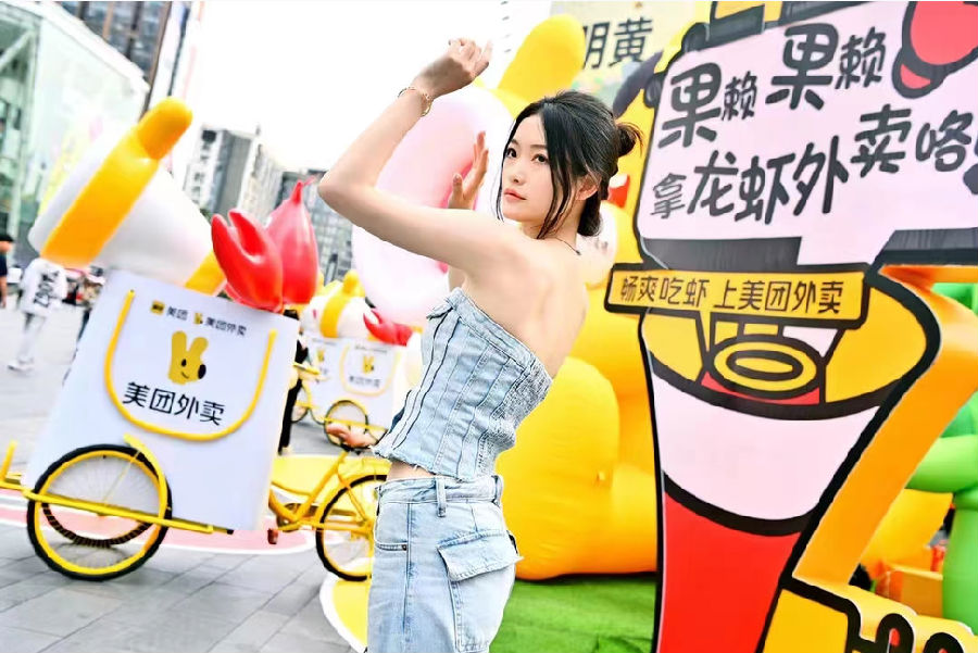 春熙路商業(yè)美陳展示.png